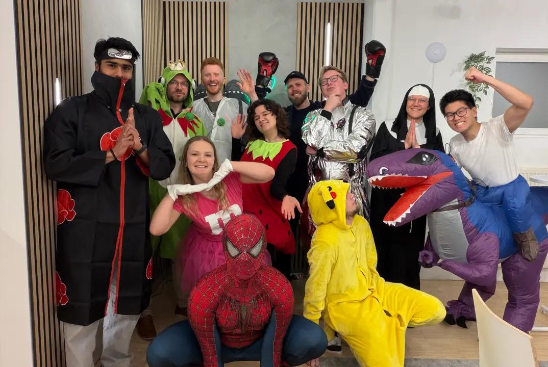 Das MeinGPT-Team in Faschingskostümen