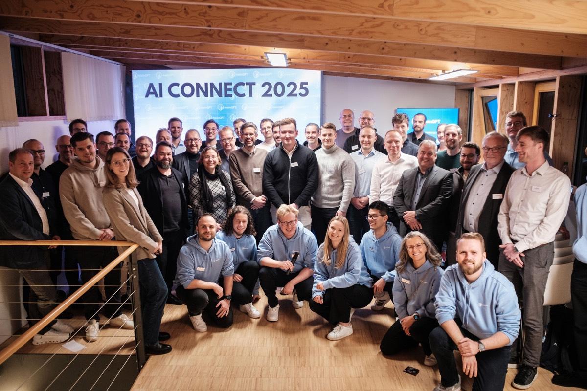 Teilnehmer von AI Connect 2025 vor der Bühne