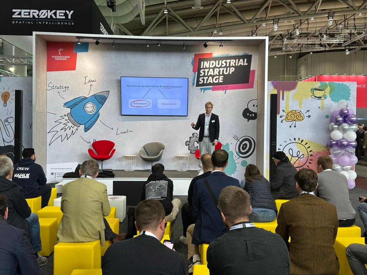 Vortrag von meinGPT auf der Industrial Startup Stage der Hannover Messe