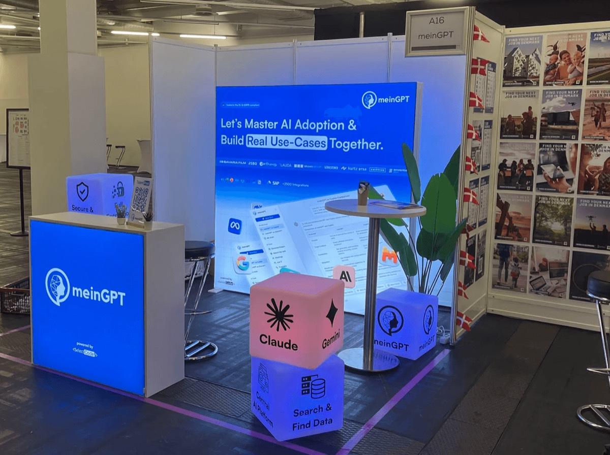 meinGPT-Stand mit Leuchtwürfeln auf dem ITCS