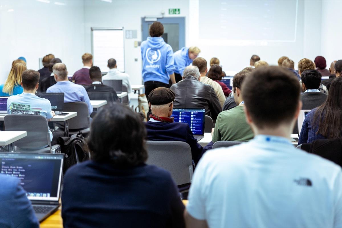 Publikum bei einer meinGPT-Masterclass mit Laptops