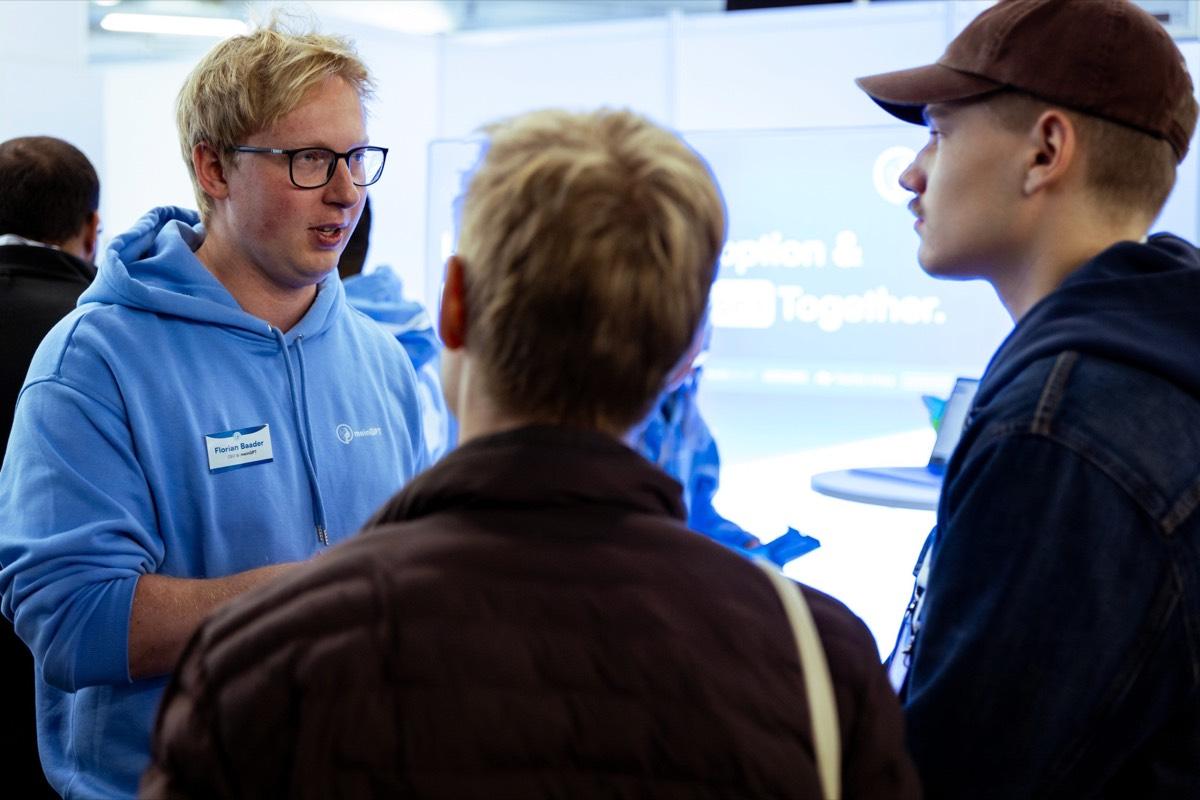 Beratungsgespräch am meinGPT-Stand