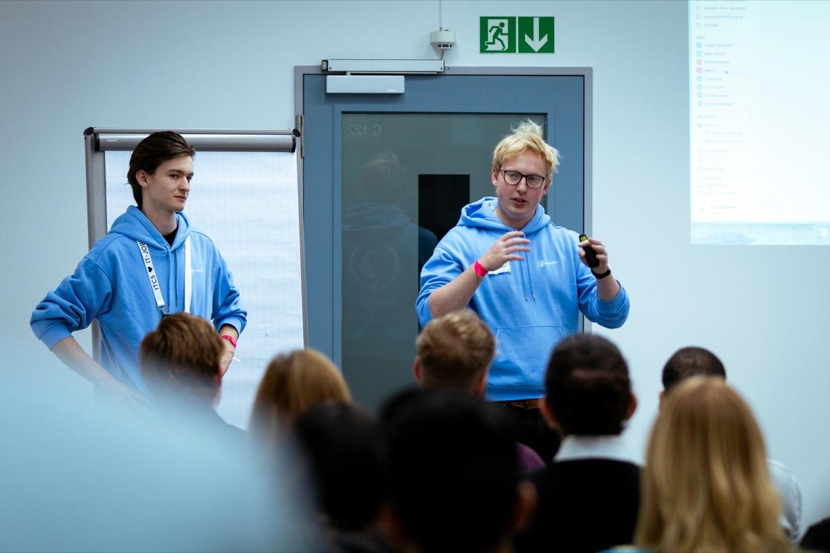 Zwei meinGPT-Speaker bei einem Workshop